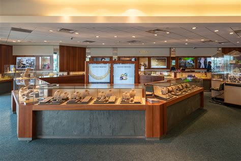 ‭Crisson Jewelers‬ in 16 Queen Street Hamilton HM AX